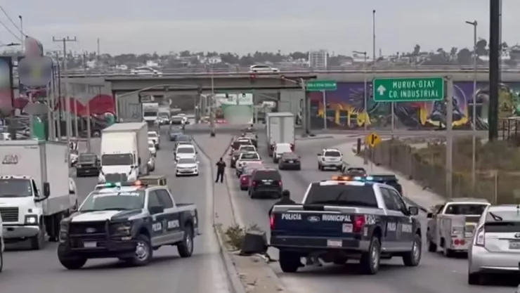 Movilización en Gato Bronco tras hallazgo de cuerpo encobijado en camellón
