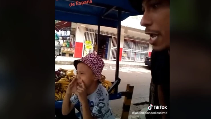 Niño se hace viral por su forma de vender frutas