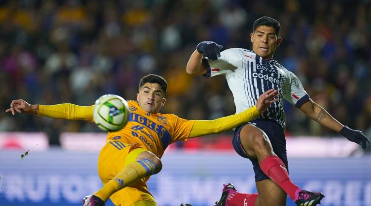 Ibáñez y Víctor Guzmán pelean el balón en el Clásico Regio Tigres vs Rayados