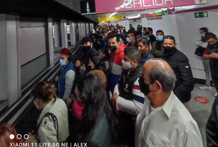 Reportan retrasos de hasta 15 minutos en dos líneas del Metro CDMX