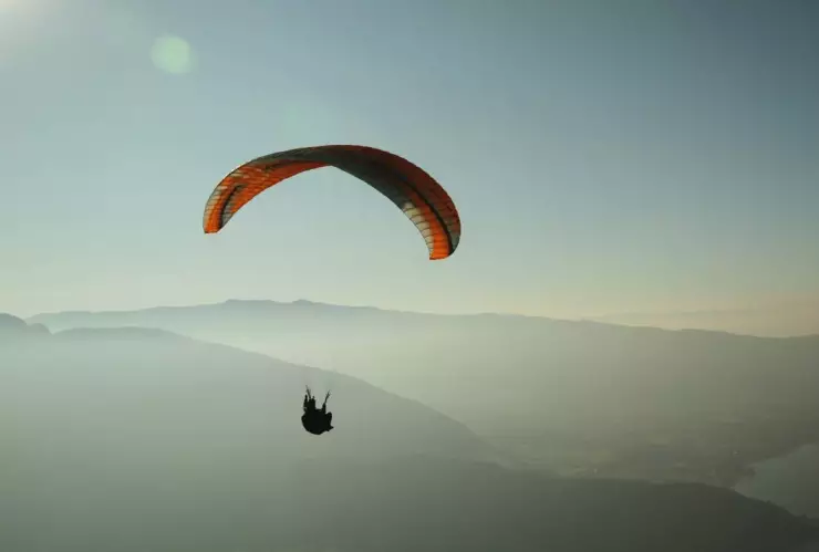Muere al caer de paracaidas.