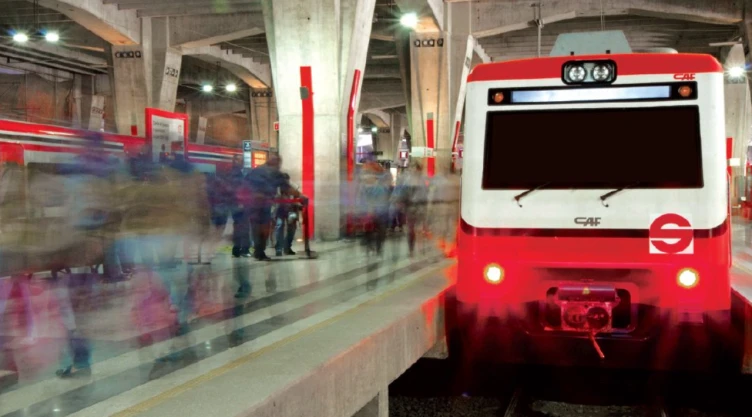 Tren suburbano llegando a una estación