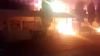 Así se vio el fuerte incendio que calcinó supermercado en Amalucan hoy 28 de noviembre de 2024