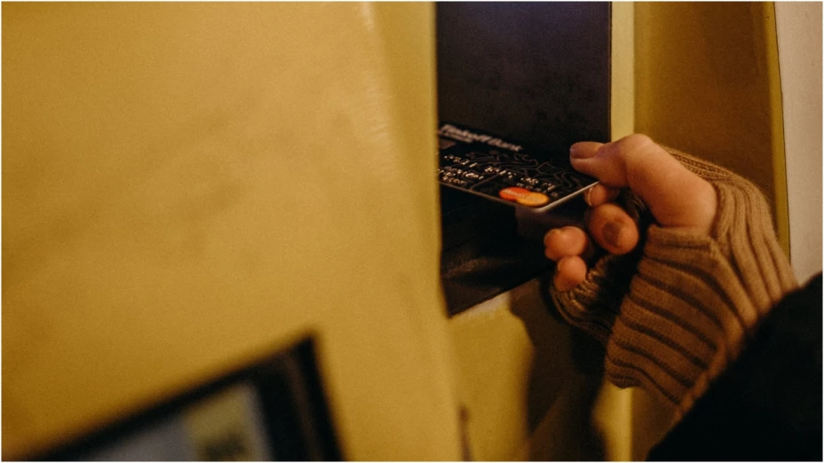 ¿Cuánto dinero puedo tener en mi tarjeta de débito sin llamar la atención del SAT en 2024