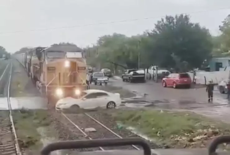 Auto es arrollado por tren