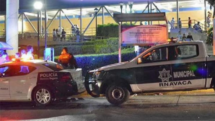 Familia es víctima de robo a mano armada en supermercado de Cuernavaca.