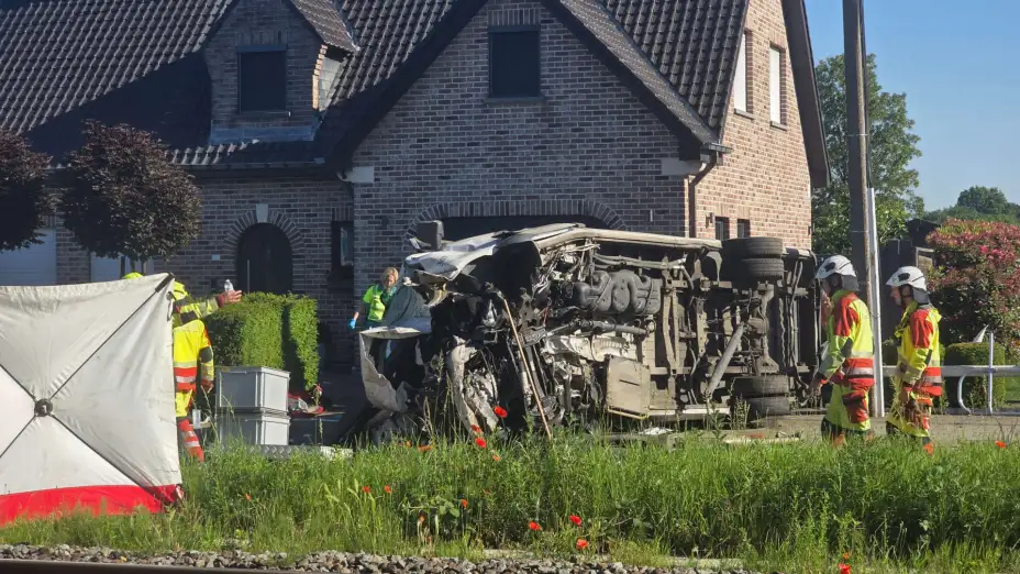 Rescatistas junto a un minibús escolar embestido por un tren en Bélgica