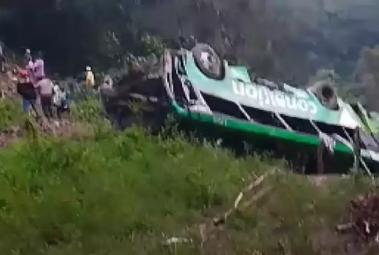 Última foto pasajeros de autobús volcado en Veracruz, 8 muertos.webp