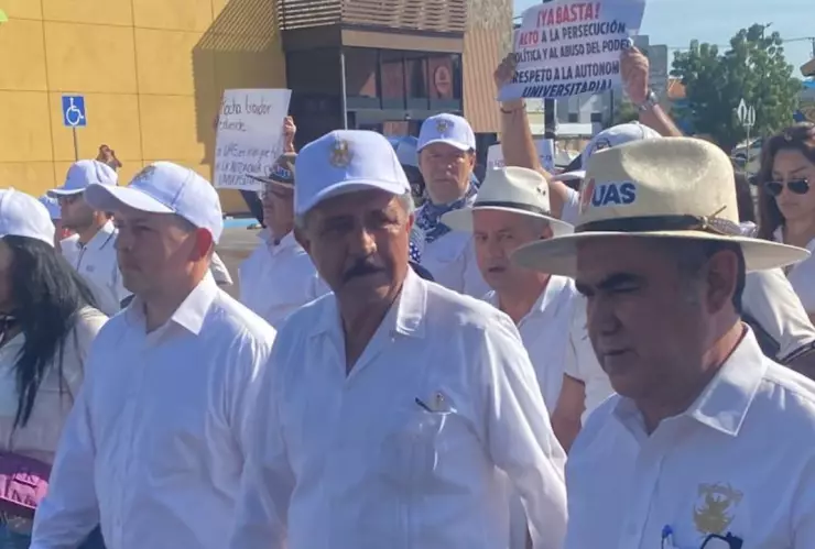 Exalcalde de Culiacán en la megamarcha UAS