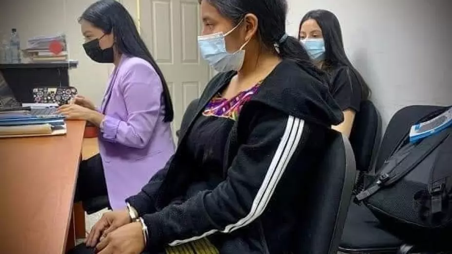 liberan a mujer que asesinó a su esposo por arrojarle atole hirviendo a su bebé
