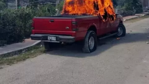 mujer incencia la camioneta de su esposo en tizimin
