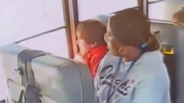 Maestra golpea a menor con discapacidad