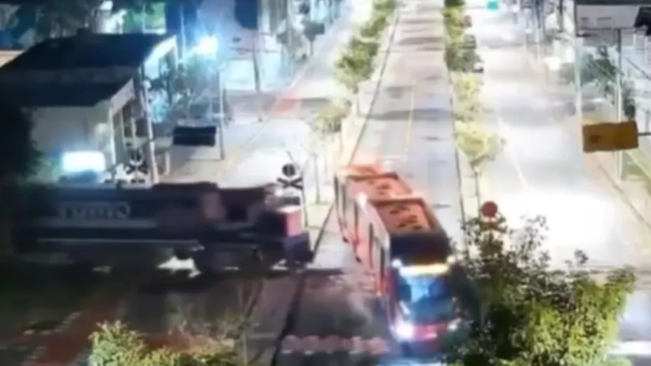 Video sensible TREN PARTE AUTOBÚS por la mitad con más de una docena de pasajeros dentro.jpg