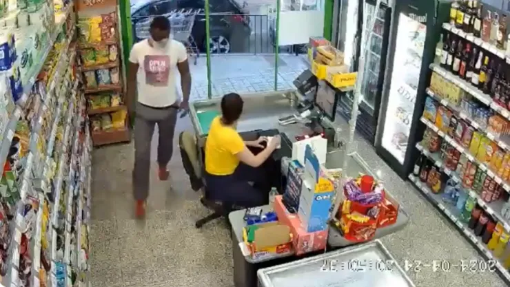 VIDEO: Sujeto estrangula y roba a la cajera de un supermercado