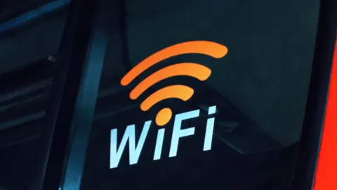 ¿Por qué hay que desactivar el WiFi del celular al salir de casa?