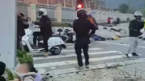 Incidente en Shiyan: sedán blanco impacta a alumnos y adultos a la salida de la escuela