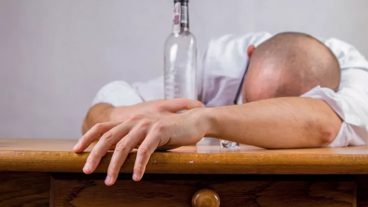 Una copa más Beber alcohol puede causar estos 7 tipos de cáncer, advierte la OMS