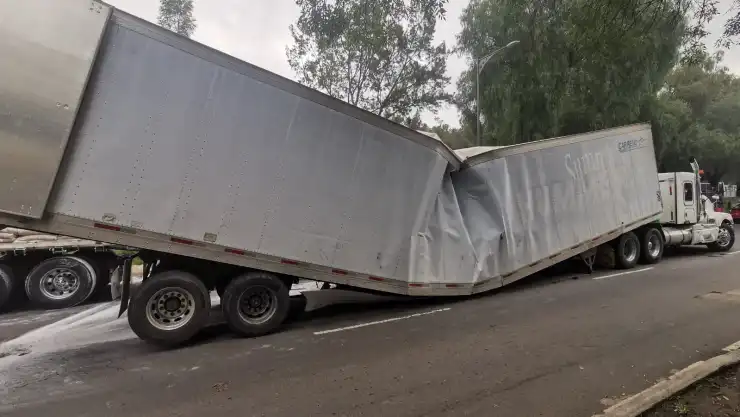 TRAILER PARTIDO A LA MITAD.jpeg