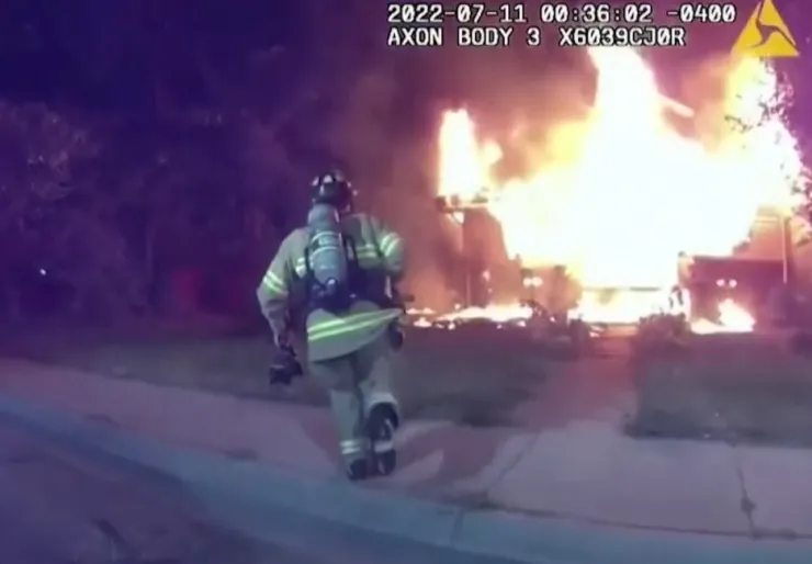 Repartidor de pizzas y ahora héroe; salva a niña de un incendio.