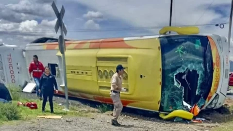 Tren embiste a autobús de pasajeros en Hidalgo; reportan 3 muertos