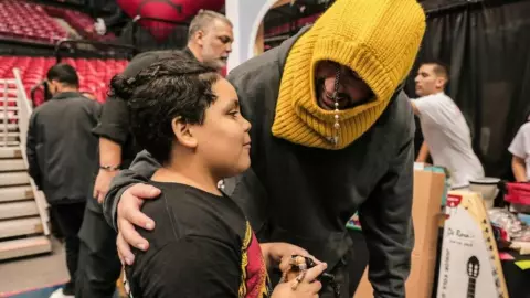 Bad Bunny repartió regalos en Puerto Rico