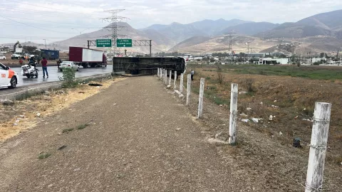 Volcadura de camión en Paseos del Vergel.jpeg