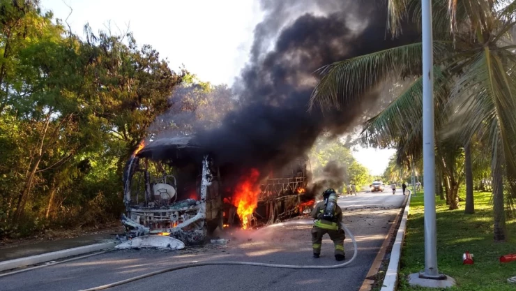 Reportan incendio de un autobús en zona hotelera de Cancún