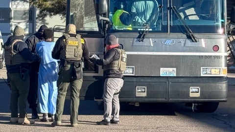 Oficiales realizan una detención.