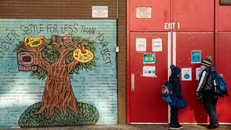 Escuelas públicas de Nueva York comenzarán a reabrir con pruebas COVID-19 semanales