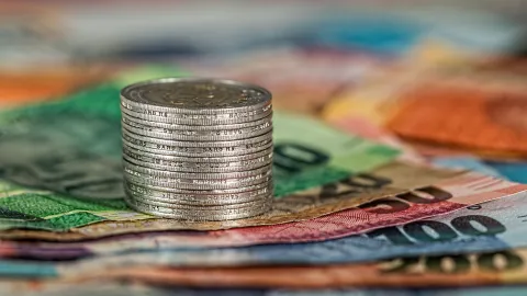 Descubre el significado oculto de encontrar monedas tiradas en la calle
