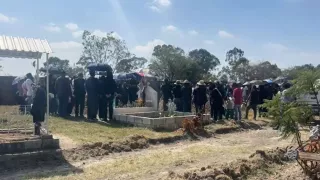 VIDEO: Flores y tristeza marcan la despedida a Jesús Palestino, víctima del ataque al Bar Lacoss en Puebla