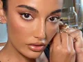 Amina Muaddi colocándose aretes..jpg