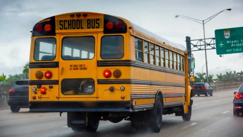 Autob&uacute;s escolar de Florida en la carretera