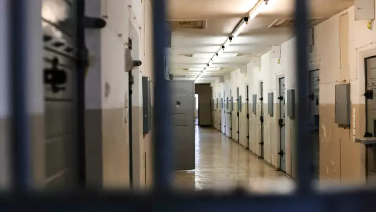 Papá abusó de su hija durante 18 años y la embarazó 3 veces; ya fue detenido