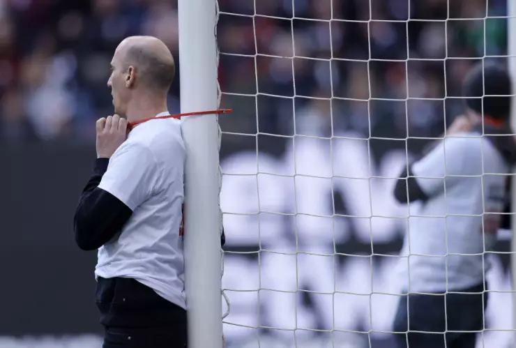 Aficionados se atan a los postes en la Bundesliga