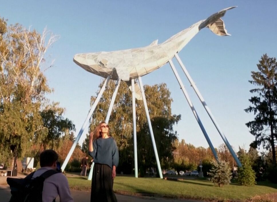Una ballena hecha de basura reciclada adorna plaza en Ucrania.