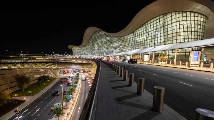 el exterior del aeropuerto de Abu Dhabi