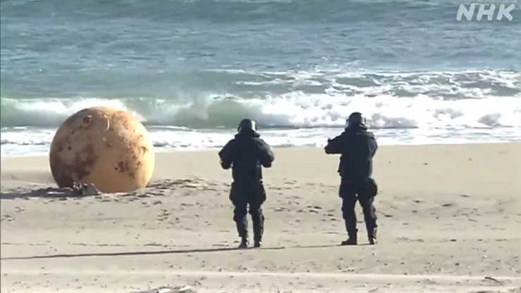 Misteriosa esfera de metal encontrada en una playa de Japón aterra a todos video viral