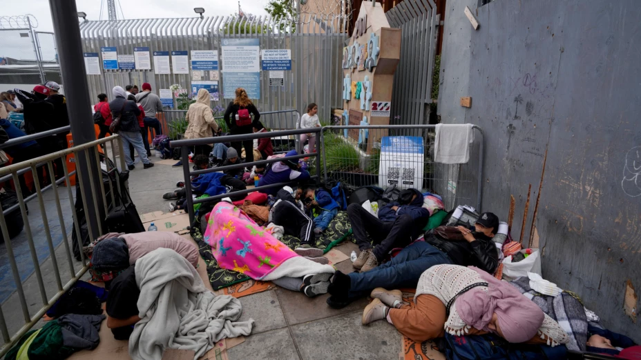 Solicitantes de asilo en la entrada peatonal de San Isidro.