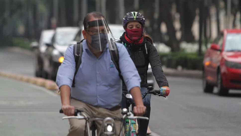 Ciclistas se protegen de la COVID-19 mientras se manifiestan por mejores condiciones en la CDMX para rodar.