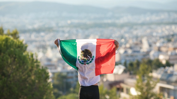 Un hombre con la bandera de México