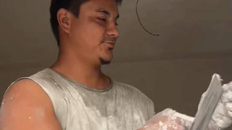 Gana más de 2 millones de pesos, lo gasta todo y vuelve a trabajar de albañil