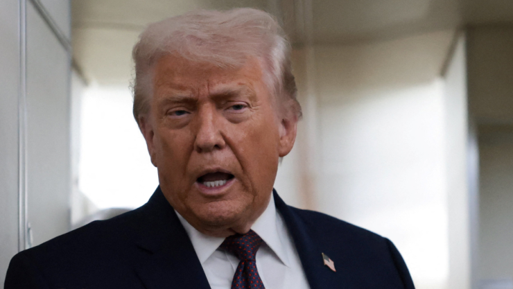 El presidente de Estados Unidos, Donald Trump, habla con periodistas sobre el Atlántico Norte mientras regresa a Washington del Foro Económico Mundial (FEM) en Davos, Suiza, a bordo del Air Force One, Estados Unidos, el 22 de enero de 2026.