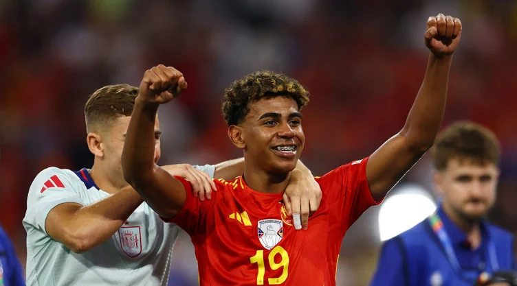 Lamine Yamal festejando el triunfo de España