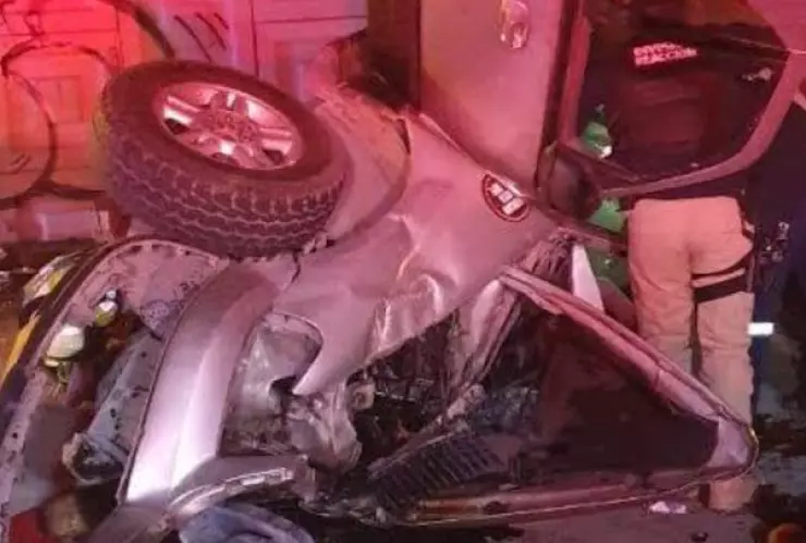 Conductor cae de puente y destroza su camioneta en SLP