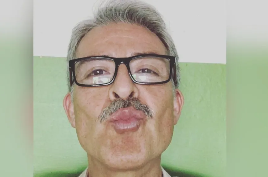 El Capitán no necesita levantar la voz para que se le obedezca. Su liderazgo se basa en el respeto ganado con años de servicio en la calle y detrás de escritorios. Si aprueba una operación, es porque ya ha calculado todos los escenarios posibles.