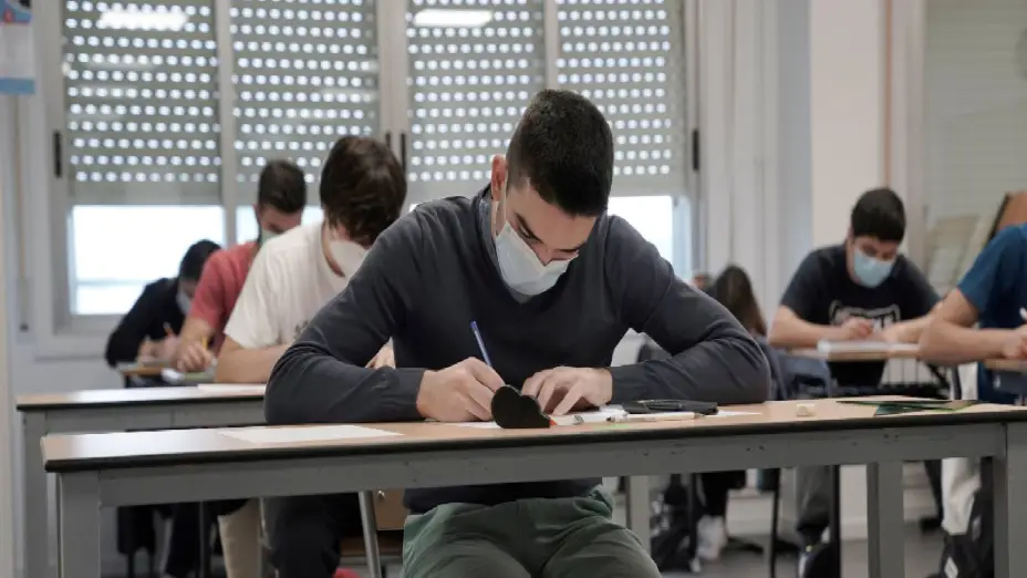Presentan examen de admisión a bachillerato con cubrebocas y caretas