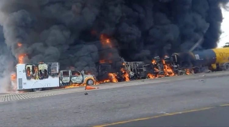 Choque de una pipa en la carretera Coatzacoalcos-Villahermosa, en Tabasco