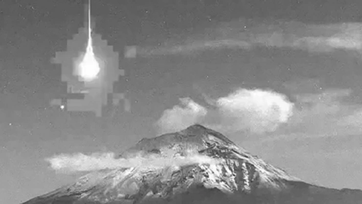 captan caída de extraño objeto en el popocatepetl