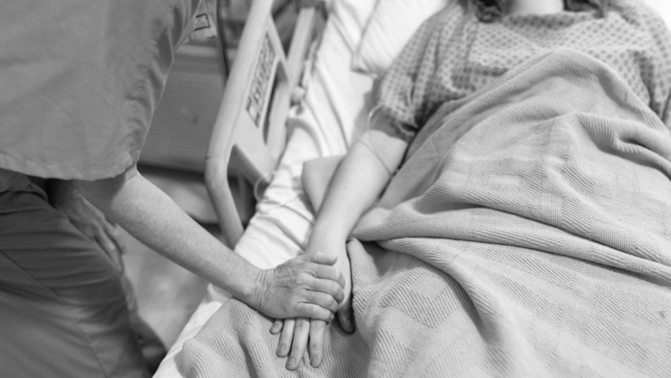 Fallece en Zacatecas menor de 17 años por probable caso de rabia humana tras mordida de zorrillo. En la imagen se observa a una mujer internada en un hospital.